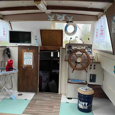 Original Friendly Boat Botel