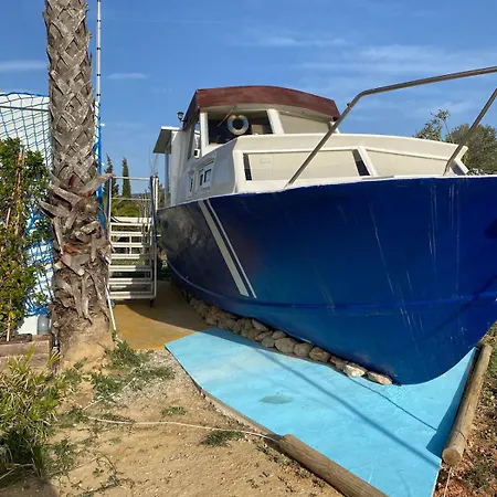 Original Friendly Boat Botel