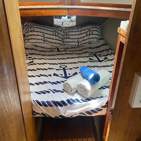 Original Friendly Boat Botel