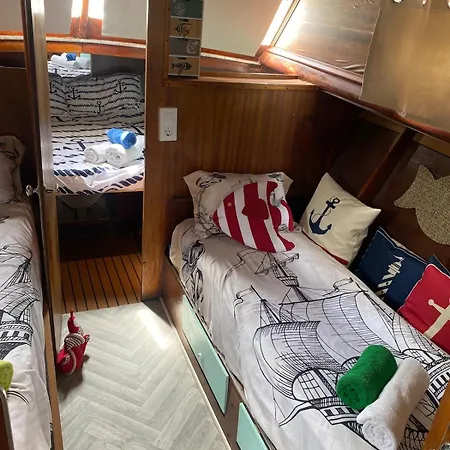 Original Friendly Boat Botel *