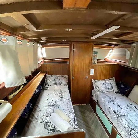 Original Friendly Boat Botel